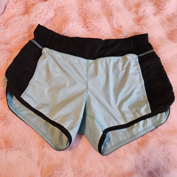Lululemon Run: Bright At Night Short - Size 6 - Picture 2 of 4